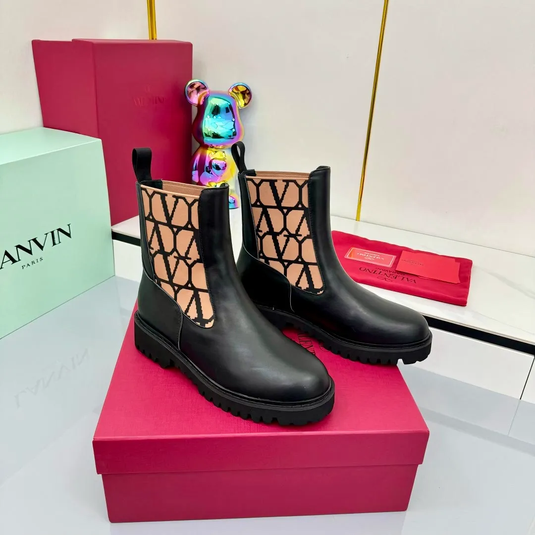 👟👟Ex-factory price 620👟👟 Valentino. Valentino counter’s latest series of V-style short boots with rivets and metal elements. The upper foot is luxurious and gorgeous. The details are perfect. Exquisite and durable. Can be matched with beautiful clothing in spring, summer, autumn and winter. Fabric: Original customized calfskin upper with metal plating brand exclusive rivet buckle that will never oxidize and fade. Original cowhide lining. Feet. Original molded Logo wear-resistant velvet rubber combination outsole. SIZE: 35 to 40. (41 can be customized and cannot be returned or exchanged) Equipped with original packaging at the counter!